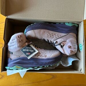 Women's Olympus 6 Mid GTX, Altra Hiking Boots